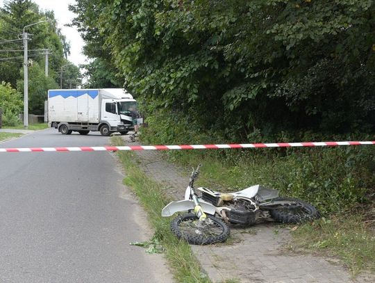 17-latek na crossie zderzył się z ciężarówką.  Interweniowało Lotnicze Pogotowie