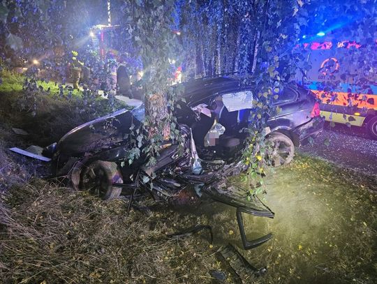 18-letni kierowca zginął po uderzeniu BMW w drzewo