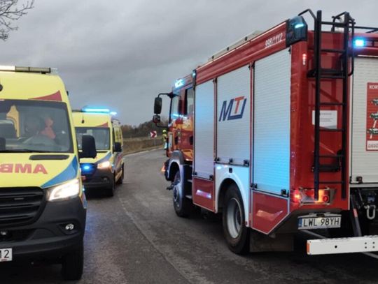 19-latek z audi zderzył się z busem przewożącym żołnierzy 28 paździwenika w Stulnie. Dwie osoby trafiły do szpitala