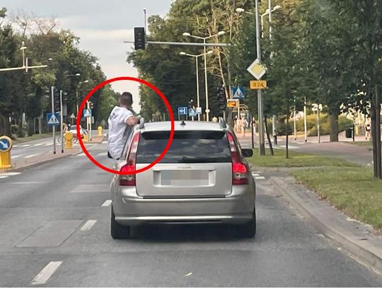 Szok! Stojąc na drzwiach auta z opuszczoną szybą, przejechał całe skrzyżowanie [WIDEO]