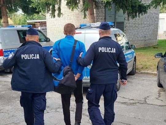 policjanci prowadzą podejrzanego