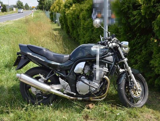 33-latek stracił panowanie nad suzuki. Uderzył motocyklem w znak drogowy