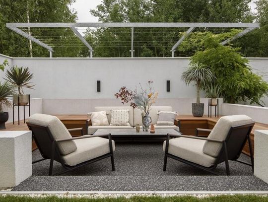 5 pomysłów na nowoczesny taras przy użyciu mebli ze stali nierdzewnej oraz donic balkonowych