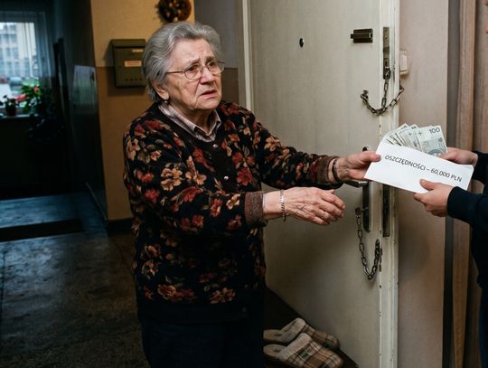 85-latka z Chełma straciła 60 tysięcy złotych. Oszustka podała się za policjantkę 85-latka z Chełma straciła 60 tysięcy złotych. Oszustka podała się za policjantkę