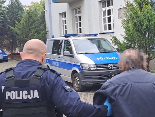 Agresywny senior ze Starego Brusa. Trzymając w ręku nóż, groził najbliższym zabójstwem