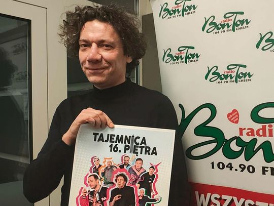 Aktor Dominik Bąk zaprasza do Chełma. „Tajemnica 16 piętra” na scenie ChDK