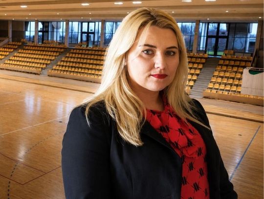 Aleksandra Michalec została wybrana na stanowisko dyrektora Miejskiego Ośrodka Sportu i Rekreacji w Chełmie. W tle hala MOSiR.