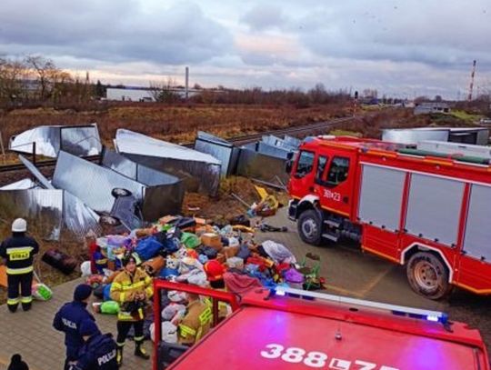 Lubelskie. Wiatr zmiótł 19 garaży, trzeba było wstrzymać ruch pociągów