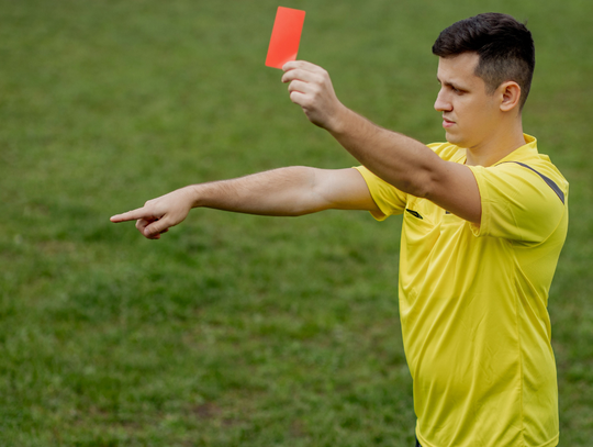 Atak na sędziego piłkarskiego jak na policjanta. Kary będą surowe