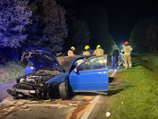 Audi wypadło z drogi i dachowało. Ranny kierowca zabrany śmigłowcem do szpitala w Lublinie