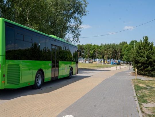 Dobra wiadomość dla mieszkańców Chełma i okolic. Wraz z rozpoczęciem wakacji gmina Chełm uruchomiła specjalne połączenia autobusowe, które ułatwią dojazd nad zalew Żółtańce - jedno z najpopularniejszych miejsc letniego wypoczynku w regionie.