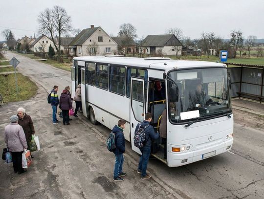 przystanek autobusowy, ludzie wsiadają do autobusa