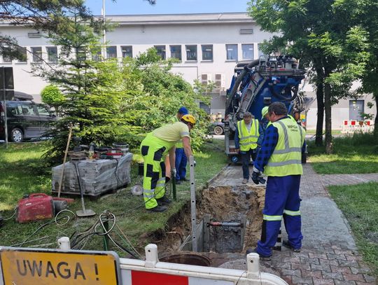 Awaria kanalizacji na ul. Legionów Polskich – utrudnienia w ruchu
