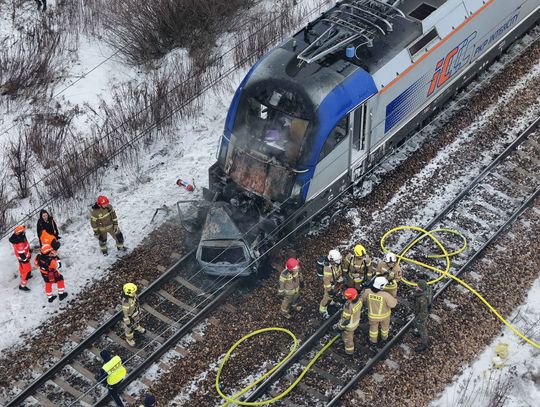 KRAJ. Dwa pociągi uderzyły w samochód. Ewakuowano około 600 osób