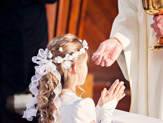 Banalizacja pierwszej komunii. Znany ksiądz alarmuje i uderza w biskupów