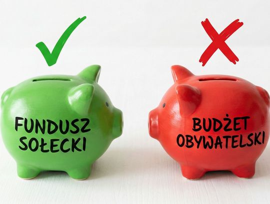 dwie skarbonki z napisami fundusz sołecki i budżet obywatelski