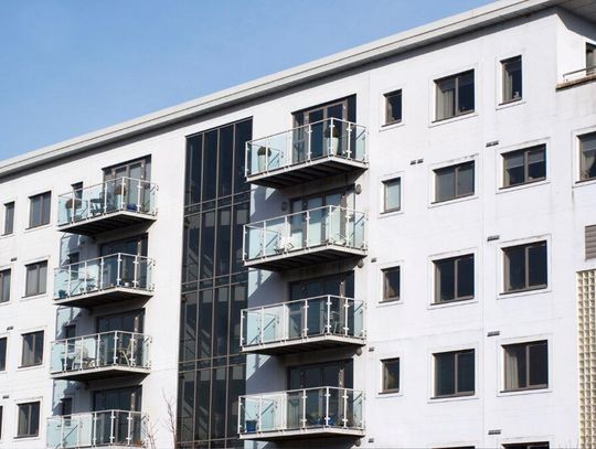 Będzie bat na cwanych deweloperów. Mają podać pełną cenę mieszkania