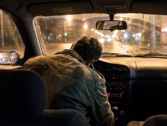 Bełkotał, nie mógł utrzymać równowagi, ale postanowił kierować autem. Żołnierze zepchnęli samochód z drogi