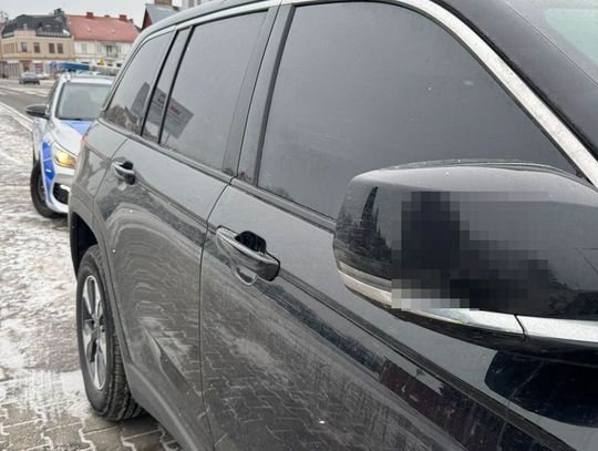 Dostał mandat za zbyt ciemne szyby w Jeepie Dostał mandat za zbyt ciemne szyby w Jeepie