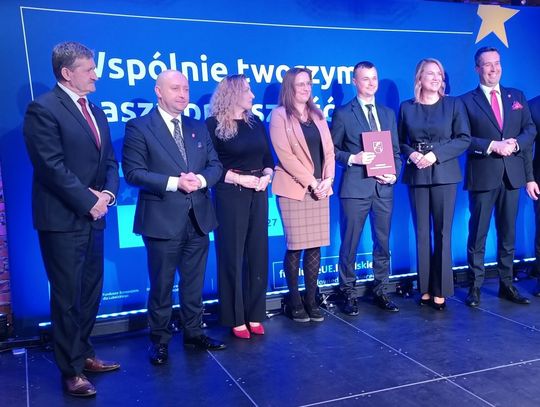 Blisko milion złotych unijnego wsparcia na wodociągi i kanalizację w gminie Urszulin zdjęcie z odbioru umowy na dofinansowanie przez przedstawicieli gminy urszulin