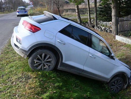 Młody kierowca nie miał uprawnień, a kluczyki do volkswagena zabrał bez wiedzy i zgody rodziców. Spowodował wypadek.