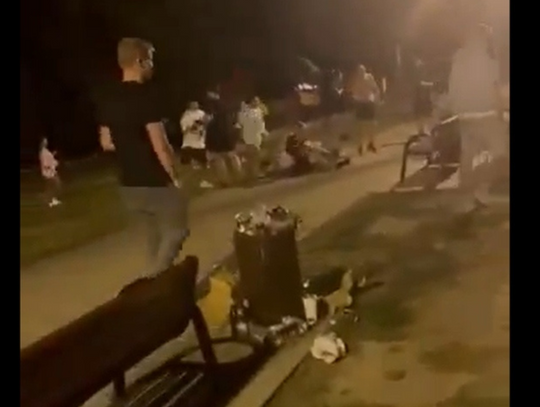 KRAJ. Brutalna bójka na miejskiej plaży. Jest nagranie [WIDEO]