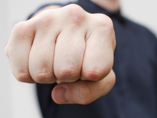 Brutalny cios w gminie Izbica. 16-latek trafił do szpitala, 19-latek usłyszał zarzuty