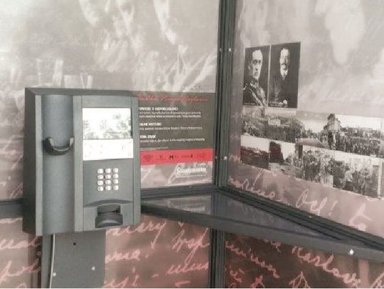 Budka telefoniczna stanie na placu