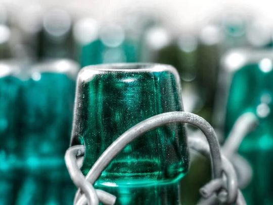 Butelką po piwie w szybę taksówki