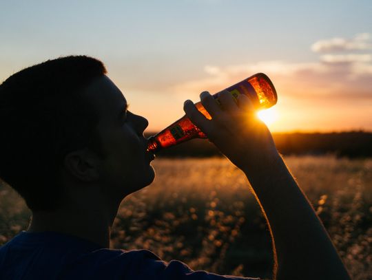 Butelką w policjanta