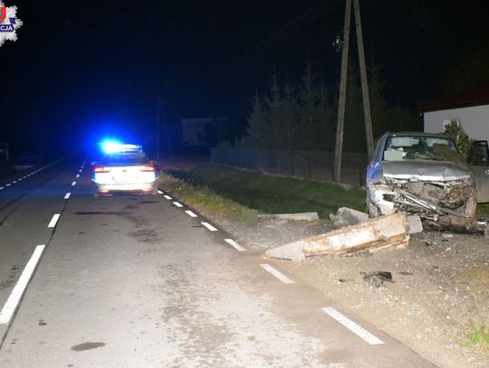 Chciał ominąć sarnę, uderzył w przepust. Dwie osoby trafiły do szpitala [ZDJĘCIA]