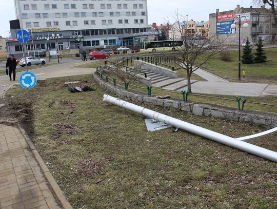 Chełm: Autem wjechał w latarnię [VIDEO]