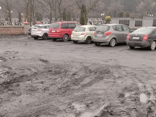 Chełm: Błoto wokół cmentarza