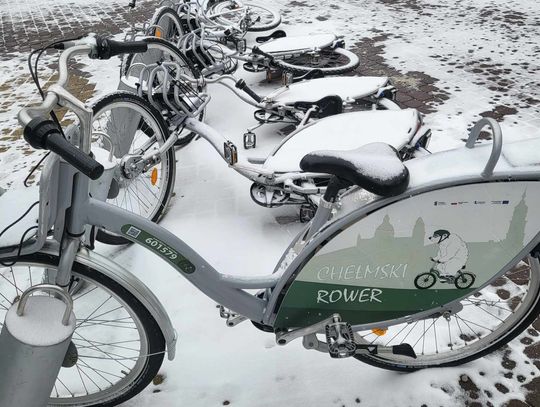 Chełm. Ktoś zapomniał o miejskich rowerach? Marzną w śniegu...
