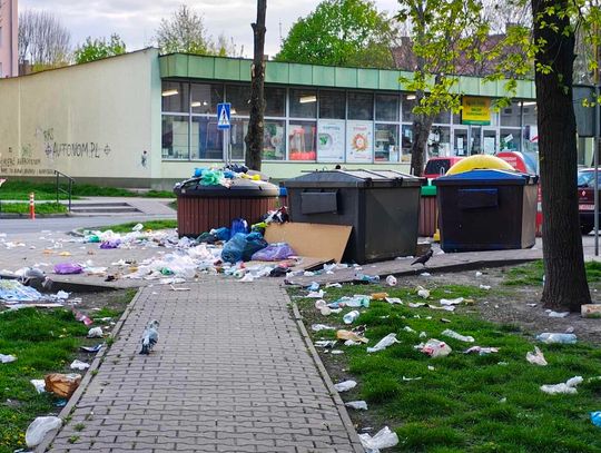 Chełm. Czy to jeszcze osiedle czy już wysypisko? Jakby granat wybuchł w śmietniku [ZDJĘCIA]