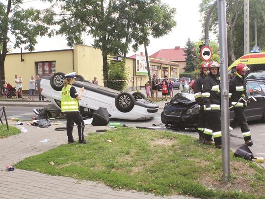Chełm: Dachowanie na skrzyżowaniu (VIDEO)