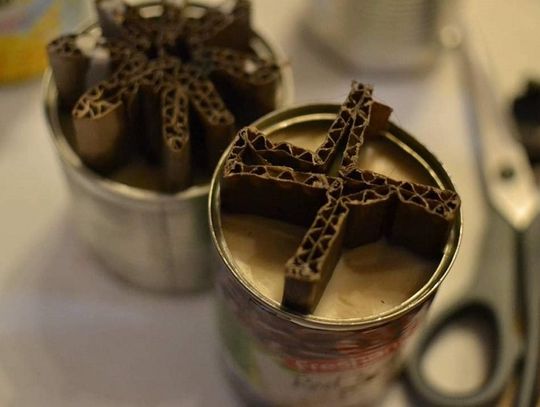 Chełm: "Dajmy trochę światła i nadziei" -  warsztaty robienia świec okopowych dla Ukrainy.