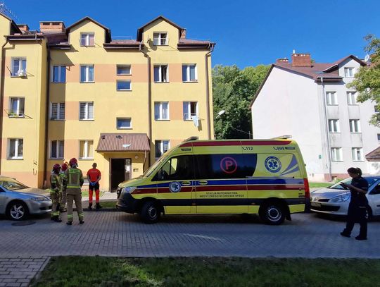 Chełm. Akcja przy ul. Kredowej. Strażacy szykowali skokochron, musieli też wyważyć drzwi!