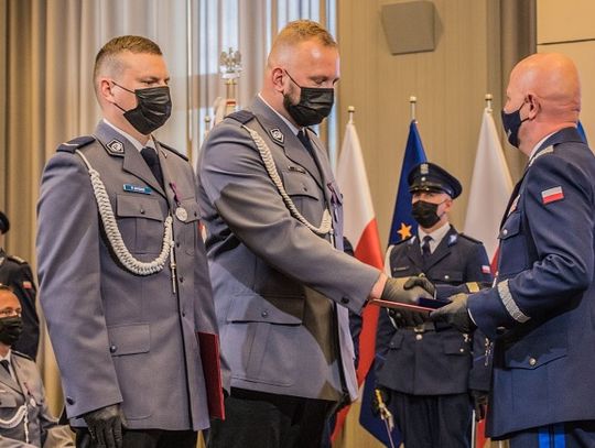 Chełm: Dwóch policjantów nagrodzonych odznakami za bohaterski akt odwagi