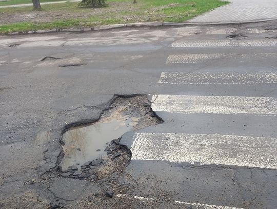 Chełm: Dziura dziurę goni. Ulica Szarych Szeregów jak szwajcarski ser [ZDJĘCIA+FILM]