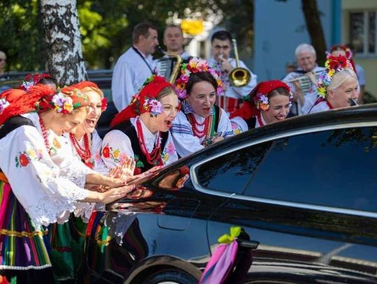 Bez poczucia rytmu, z uszami, na które nadepnął słoń i kondycją, która pozwala jedynie na codzienny spacer po bułki. Może nie do końca takich mężczyzn potrzebuje Zespół Pieśni i Tańca Ziemi Chełmskiej, ale Mariola Piędzia, kierowniczka zespołu, przekonuje, że liczy się przede wszystkim serce.