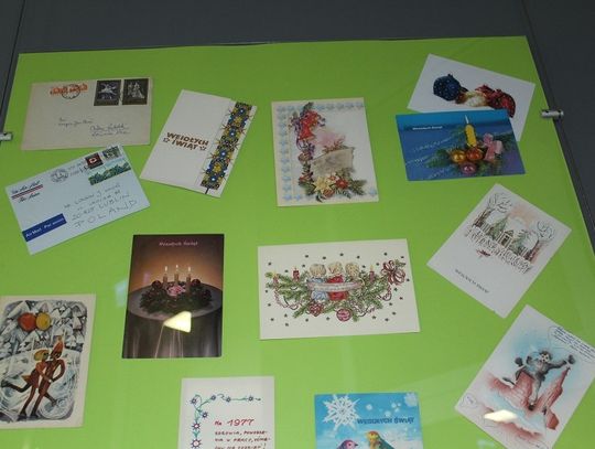 Chełm: Grudniowa wystawa świątecznych pocztówek w chełmskiej bilbiotece