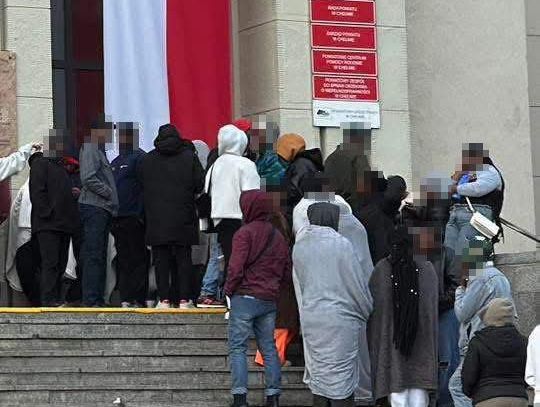 Chełm. Grupa imigrantów przed chełmskim gmachem? Mieszkańcy zaniepokojeni