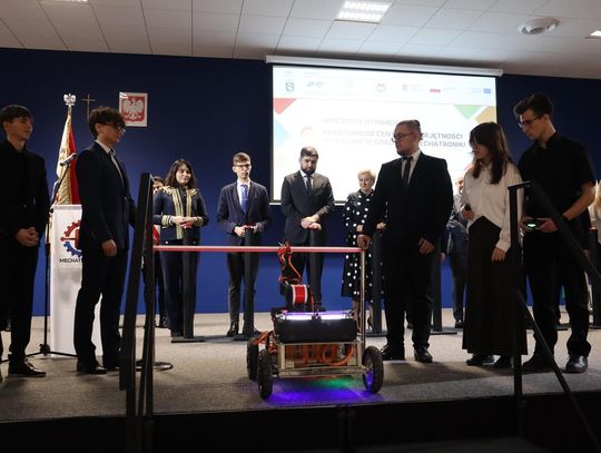 To inwestycja o wartości ponad 12 milionów złotych. W ramach projektu powstały nowoczesne pracownie, a od grudnia do czerwca prowadzone będą specjalistyczne szkolenia z robotyki, automatyki i technologii cyfrowych.