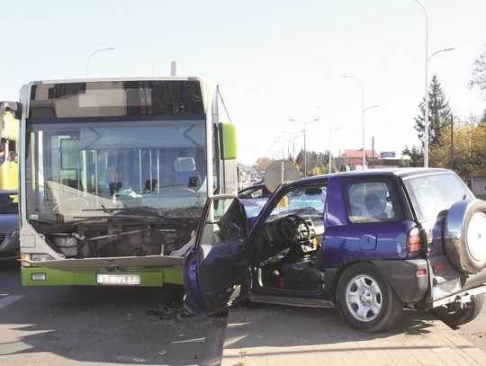 Chełm: Jazdę skończyła na autobusie [VIDEO]
