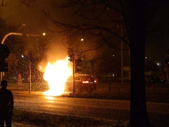 Chełm. Jeep stanął w płomieniach na skrzyżowaniu. Kierowca wydostał się z auta