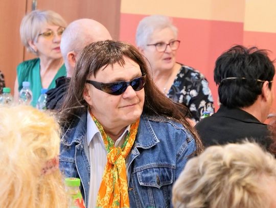Chełm: Karnawałowa zabawa seniorów w przebraniach z lat 70. i 80. [ZDJĘCIA]