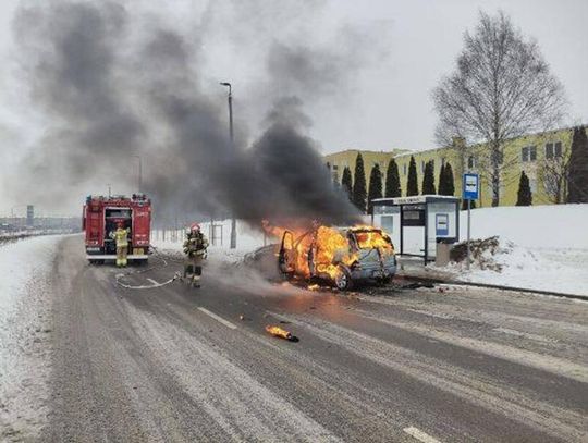 Chełm. Kłęby dymu na ulicy 3 Maja. Samochód spłonął doszczętnie