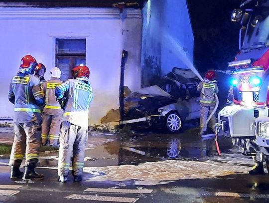 Chełm. Lexus uderzył w budynek. Kierowca spłonął w aucie. Był pijany