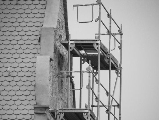 Chełm: Mężczyzna spadł z rusztowania. Trafił do szpitala